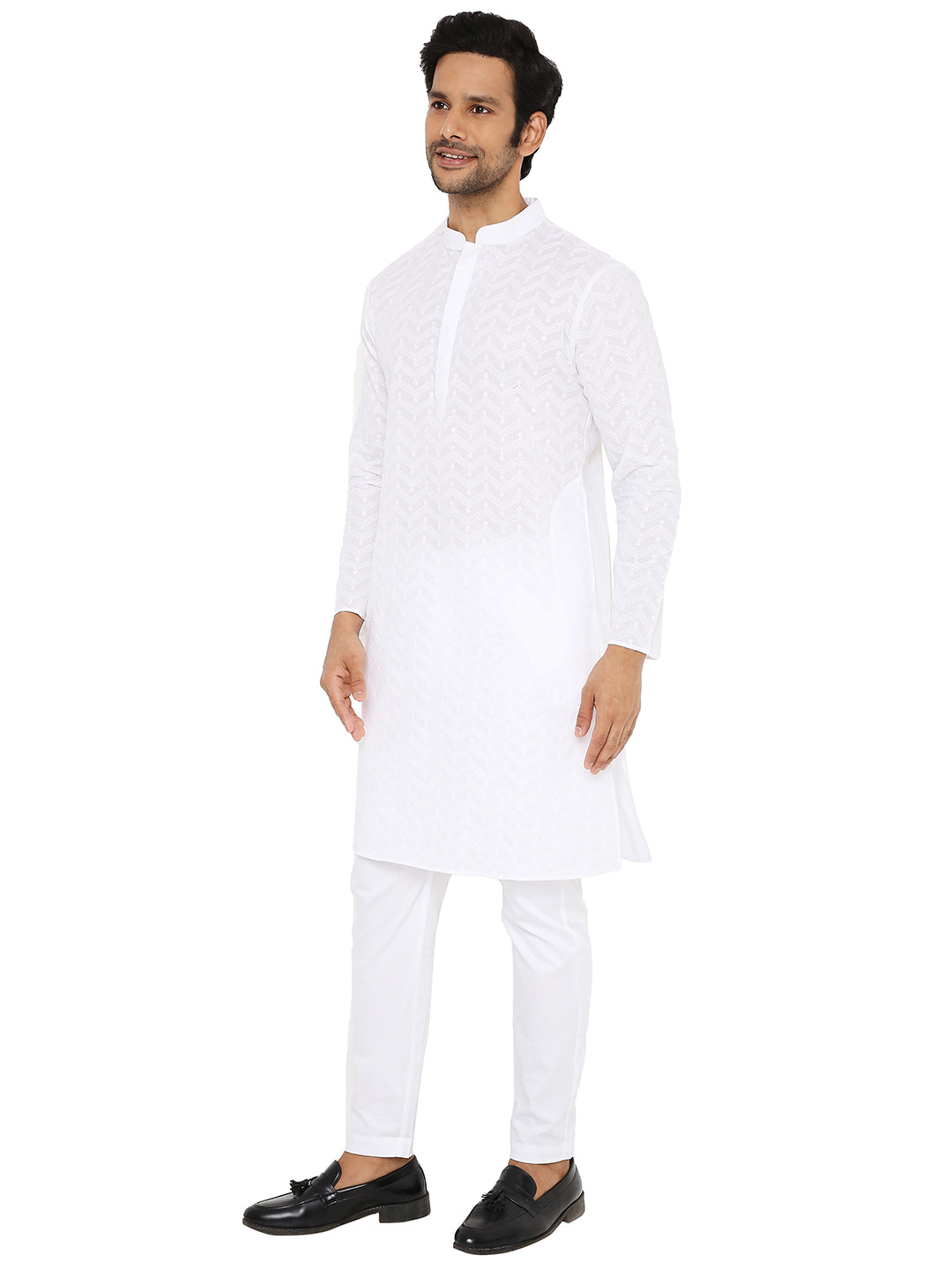 MEN WHITE CHIKANKARI KURTA  PYJAMA SET WITH CHEVRON THREAD EMBROIDERY