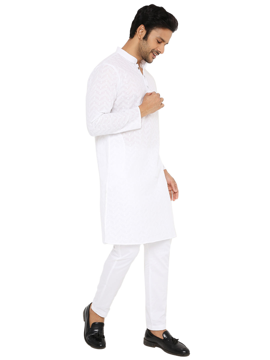 MEN WHITE CHIKANKARI KURTA  PYJAMA SET WITH CHEVRON THREAD EMBROIDERY