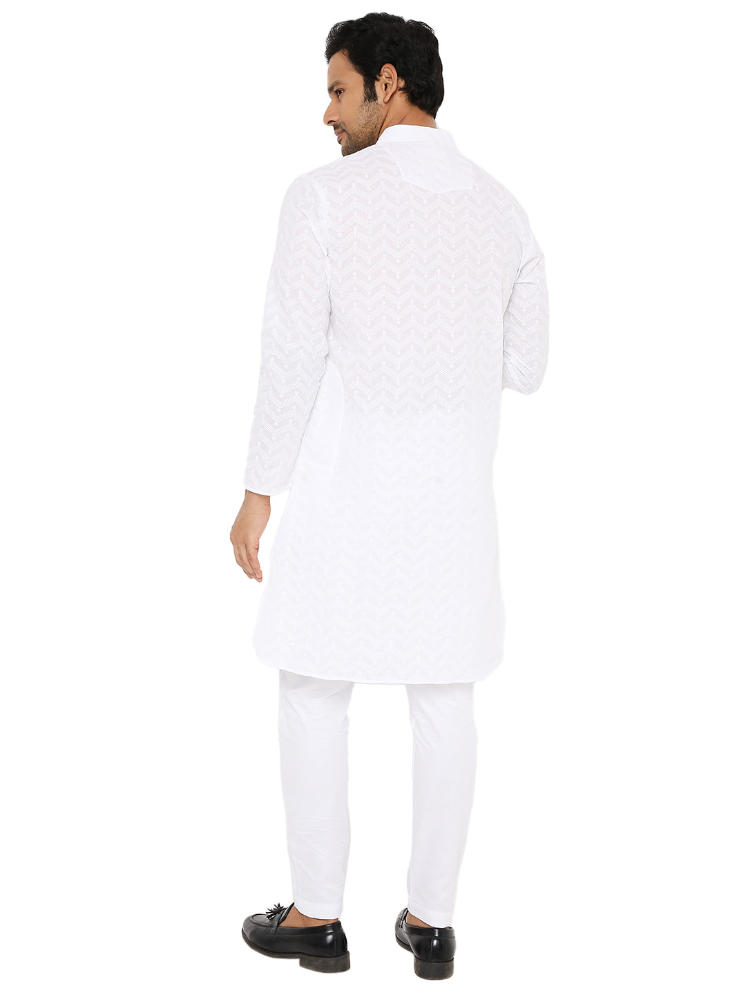 MEN WHITE CHIKANKARI KURTA  PYJAMA SET WITH CHEVRON THREAD EMBROIDERY